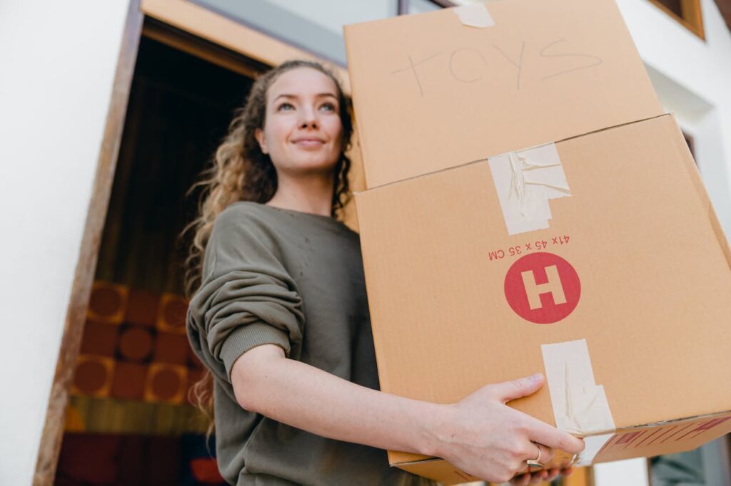A smiling woman carrying boxes, knowing the mistakes to avoid when using self-storage

https://www.pexels.com/photo/young-woman-with-boxes-while-moving-out-of-old-home-4246270/